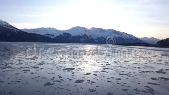 伊西阿拉斯加水域视频的预览图