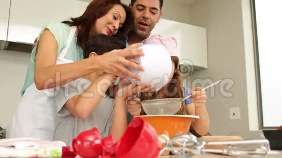 父母和孩子一起烘焙视频的预览图