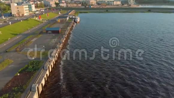 日落时在码头的游轮旅游业空中镜头视频的预览图