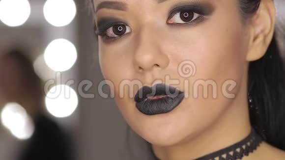 高级时装美女模特女孩与黑色化妆和长冲黑唇视频的预览图