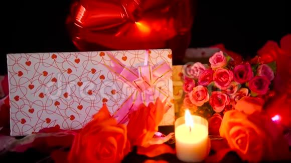 气球礼品盒花和蜡烛燃烧的录像情人节装饰视频的预览图