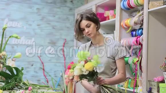 花店中的女性花店视频的预览图