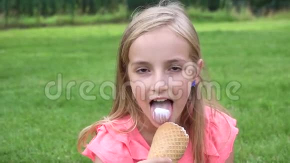 孩子们在户外吃冰淇淋视频的预览图