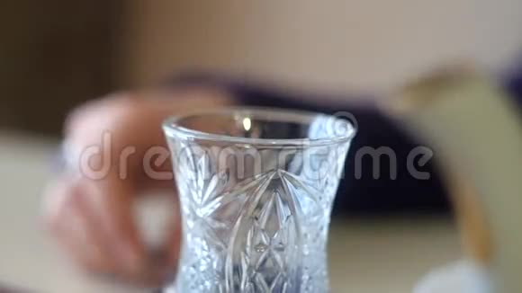 品尝传统的土耳其茶视频的预览图