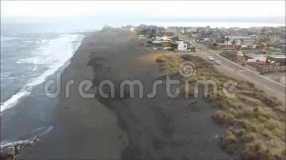 智利冲浪海滩的鸟瞰图视频的预览图