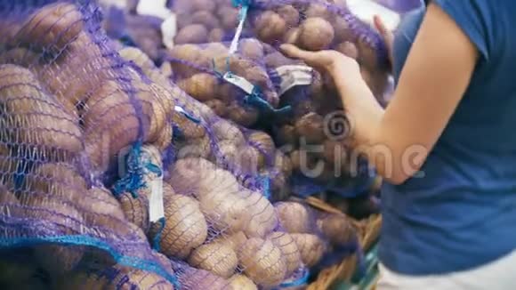 超市里买蔬菜土豆的女人视频的预览图