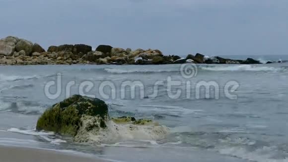 冬天的大海和岩石视频的预览图
