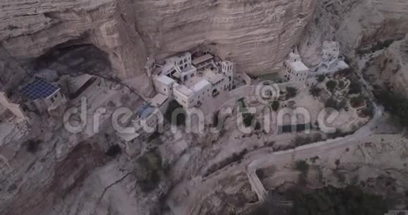 圣乔治东正教修道院周围Judean沙漠的WadiQelt视频的预览图