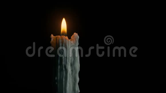 旧蜡烛在黑暗中燃烧视频的预览图
