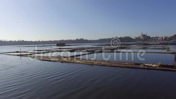 为当地水产养殖建造的竹棚和结构为拉古纳Sampaloc湖的小型农村农业社区提供生计视频的预览图