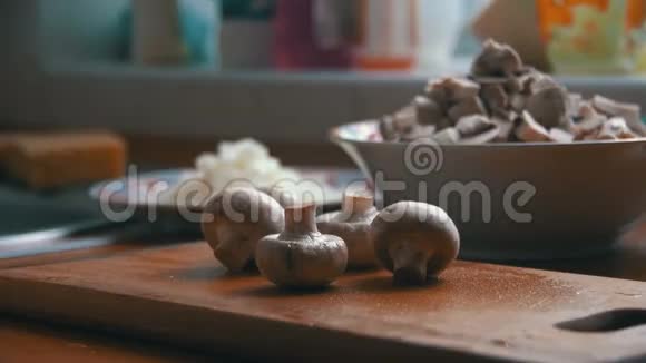 在厨房板上切蘑菇视频的预览图
