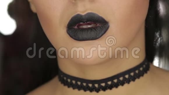高级时装美女模特女孩与黑色化妆和长冲黑唇视频的预览图