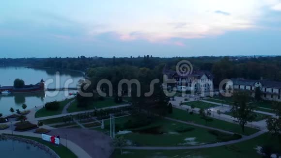 匈牙利巴拉顿湖上的凯斯泰利镇的鸟瞰图视频的预览图