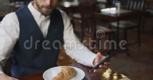 咖啡馆里的年轻职业男人视频的预览图