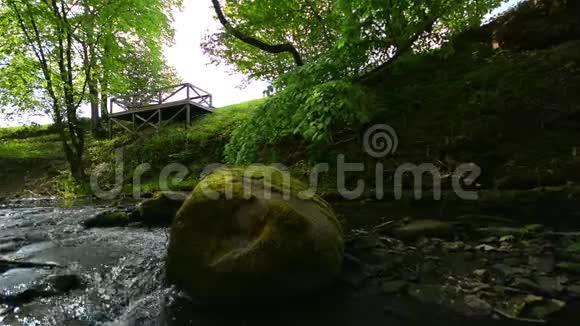 瀑布瀑布瀑布在河上的滑动镜头夏日风景视频的预览图