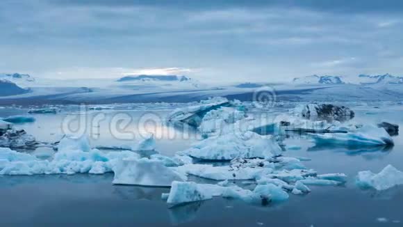 蓝色冰山漂浮在午夜的阳光下视频的预览图