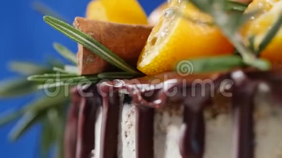 蛋糕上装饰着迷迭香金橘和姜饼饼干蛋糕装饰金橘和肉桂视频的预览图