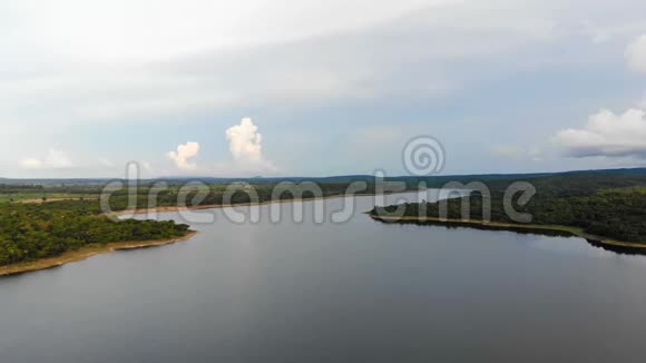 无人机拍摄农村水库大坝的鸟瞰景观视频的预览图