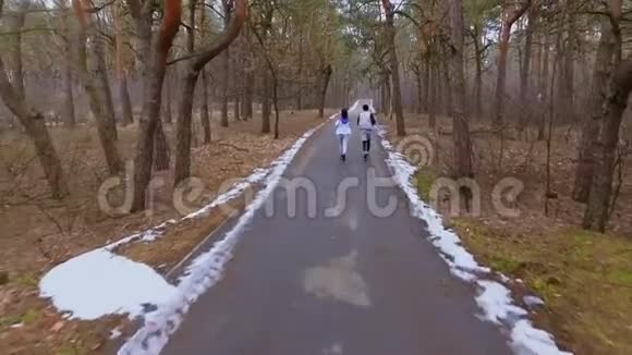 两个年轻人在森林里奔跑视频的预览图