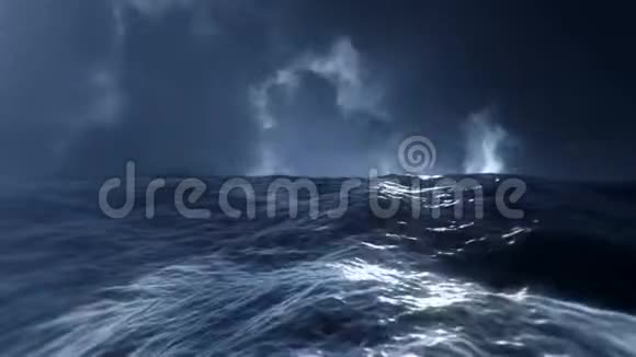 大海风暴和海中闪电风暴视频的预览图