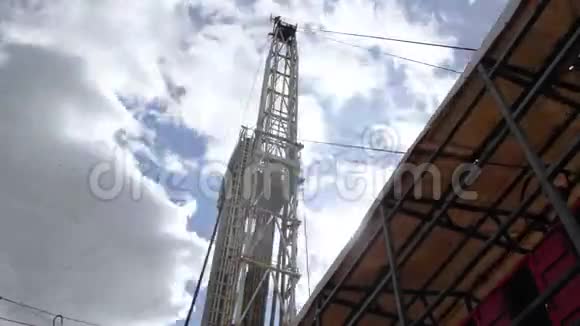 石油钻机对抗蓝天视频的预览图