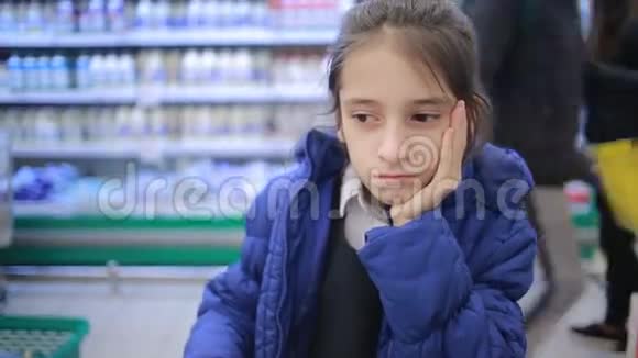 女儿和她妈妈正在超市购物小助理小姐视频的预览图