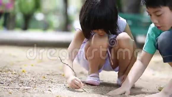 快乐的亚洲孩子在公园玩沙子泰国曼谷视频的预览图