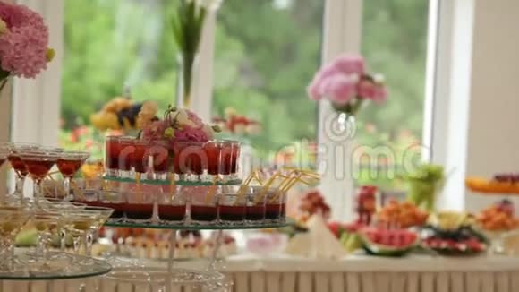 婚宴鸡尾酒派对桌上装饰精美的糖果水果视频的预览图
