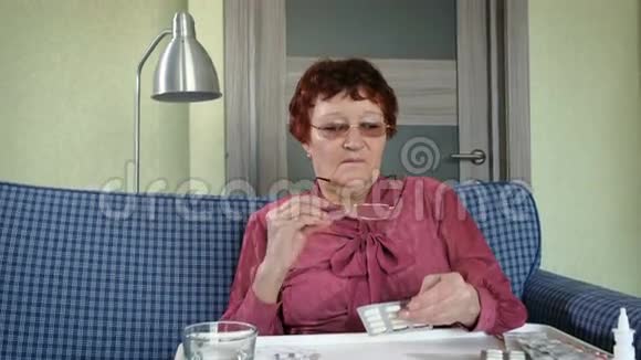 年迈的祖母吃药视频的预览图