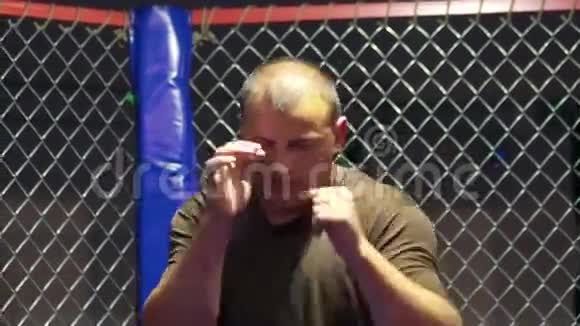 拳击手在健身房锻炼视频的预览图