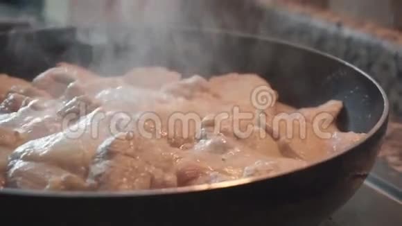 在煎锅里煮鸡肉视频的预览图