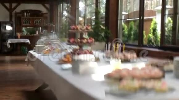 桌上有美味的糖果和水果鸡尾酒派对背景视频的预览图
