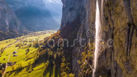 瑞士山村Lauterbrunnen瀑布瑞士航空4k视频的预览图