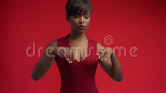 穿红色衣服的女士视频的预览图
