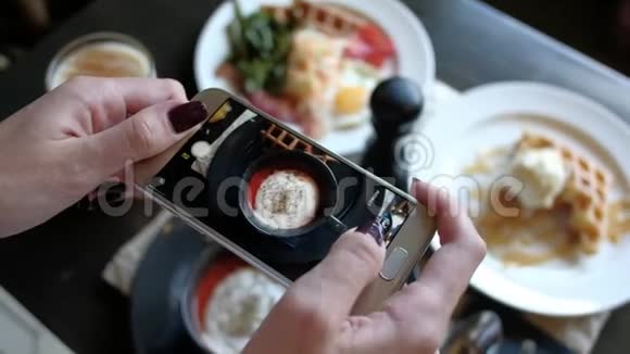 女性用智能手机拍摄食物视频的预览图