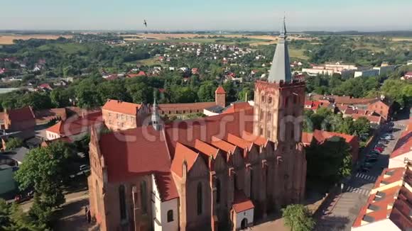 波兰欧洲哥特式大教堂的鸟瞰图视频的预览图