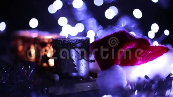 四支蜡烛和圣诞老人礼帽视频的预览图