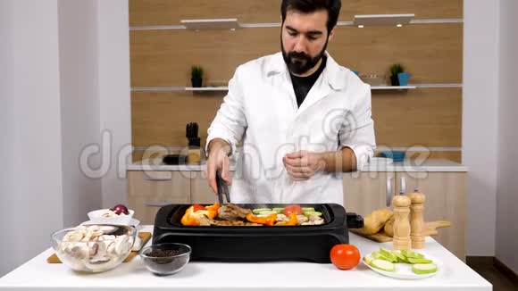 在厨房烧肉和蔬菜视频的预览图