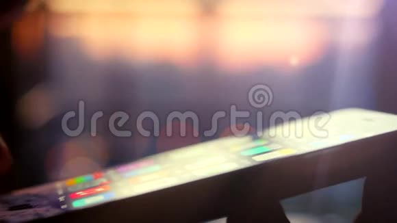 在暮色模糊的博克美丽的城市背景下用平板电脑关闭女性的手4k视频的预览图