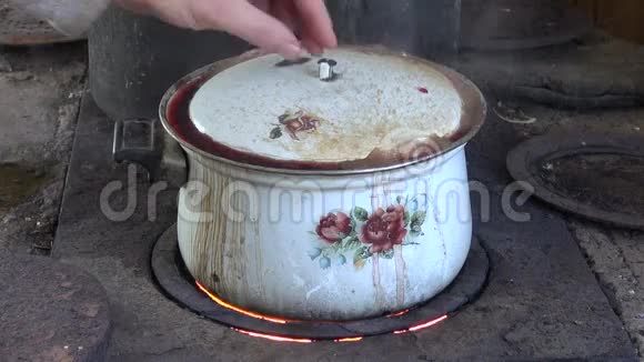 农家菜炉煮锅视频的预览图