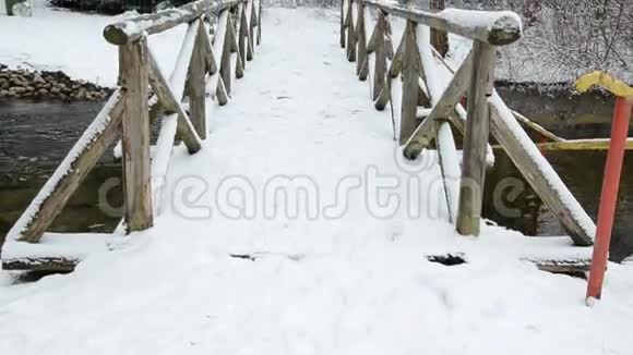 公园冬季河木桥视频的预览图