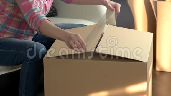 女人包装纸板箱视频的预览图