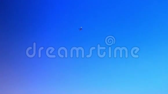 飞机在晴朗的蓝天上飞行视频视频的预览图