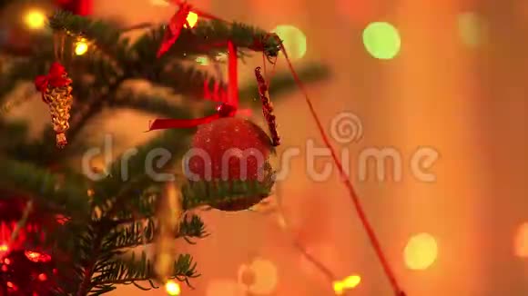 背景中有彩色光线的圣诞装饰视频的预览图