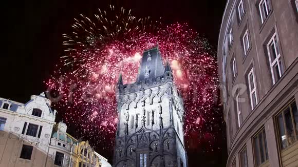 粉末塔大门和假日烟花在布拉格捷克共和国视频的预览图