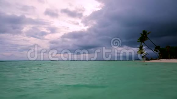 美丽的热带景观马尔代夫印度洋的绿松石水和令人惊叹的白云视频的预览图