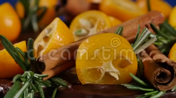 蛋糕上装饰着迷迭香金橘和姜饼饼干蛋糕装饰金橘和肉桂视频的预览图