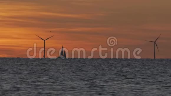 日落时在海上的风电场视频的预览图