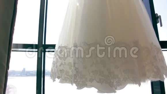 优雅漂亮橱窗里的婚纱视频的预览图
