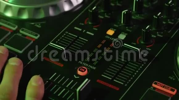 DJ在设备上旋转调节器视频的预览图